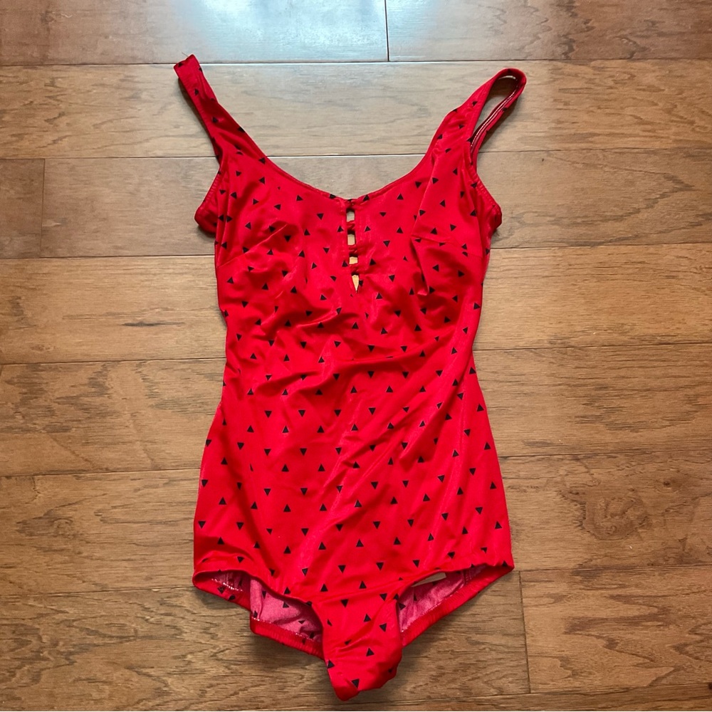 Maxine Of Hollywood Red, Black Triangle Print One Piece Swimsuit Size 16 Pool